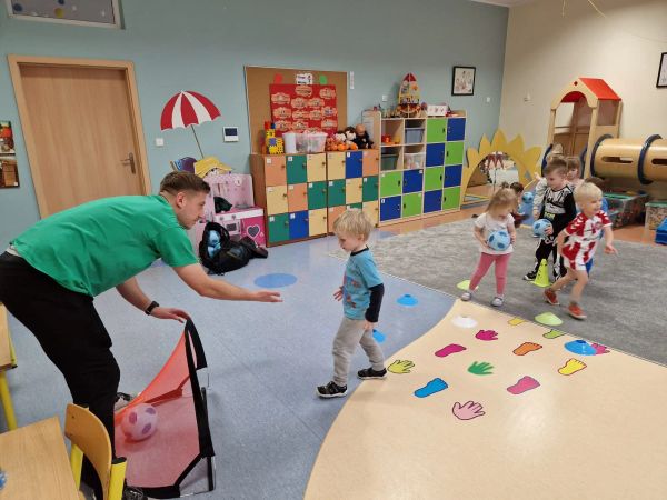 Dzieci pokonują kolorowy tor przeszkód z mini bramką na zajęciach ogólnorozwojowych